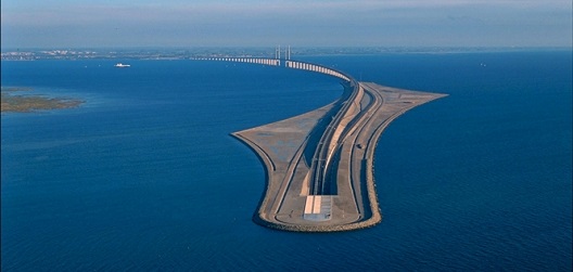 Скандинавско архитектонско чудо: мост кој се претвора во подводен тунел